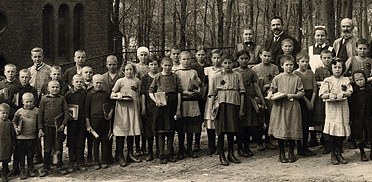 „Wolgakinder“ vor der Zionskirche, 1922

