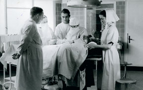 Im Operationssaal des Krankenhauses Gilead, vor 1953
