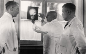 Prof. Dr. Werner Villinger und seine Assistenten beim Studium eines Röntgenbildes, 1930er Jahre
