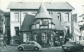 Das Pförtnerhäuschen mit der alten Hauptverwaltung, 1960er Jahre