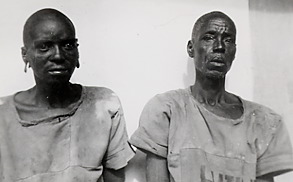 Zwei Patienten aus Lutindi in der typischen Anstaltskleidung.
