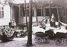 Sareptadiakonissen vor dem Kinderheim (heute Lydiaheim), um 1900.