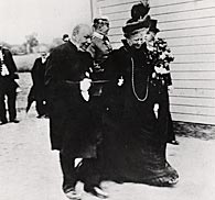 Friedrich v. Bodelschwingh d. Ä. mit Kaiserin Auguste Viktoria bei der Einweihung der Kolonie Hoffnungstal.