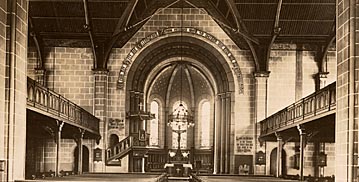 Das Innere der Zionskirche. Blick durch den Mittelgang auf den Altarraum, um 1910.