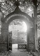 Der Eingang zum Alten Friedhofs gegen die Abendsonne, erste Hälfte des 20. Jahrhunderts.